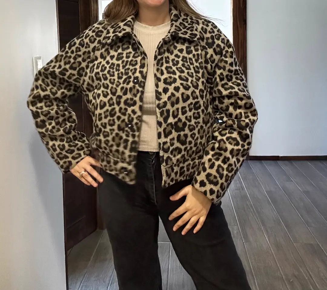Abrigo corto animal print (Bershka)