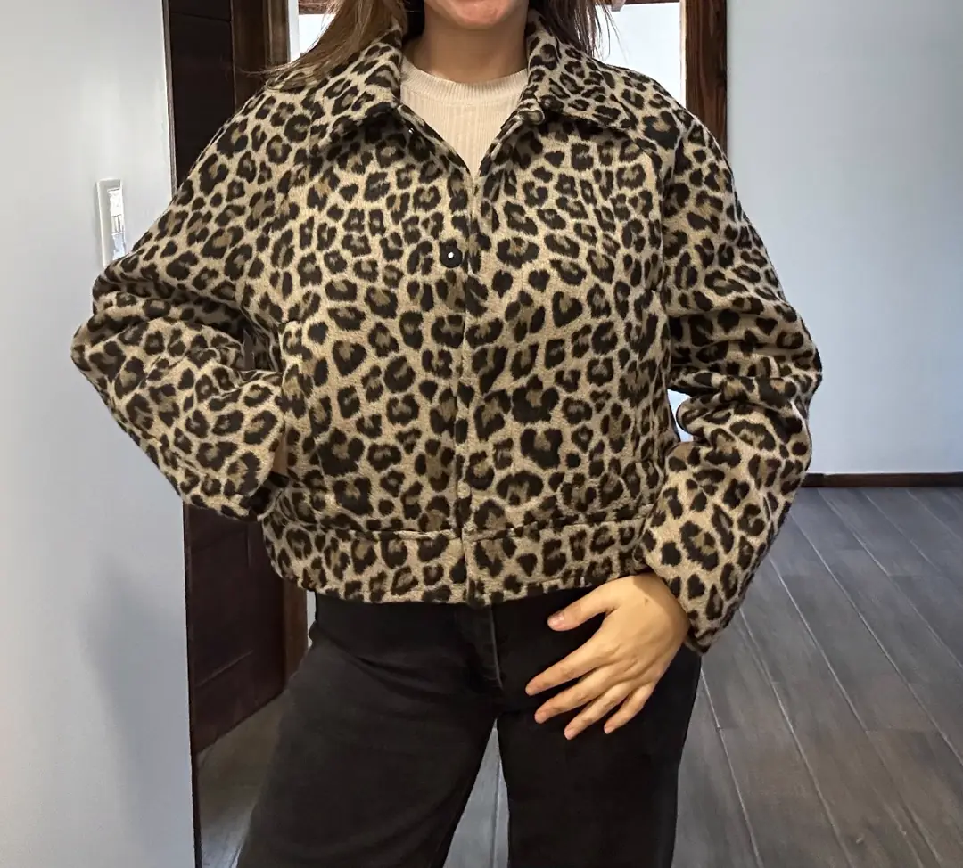 Abrigo corto animal print (Bershka)