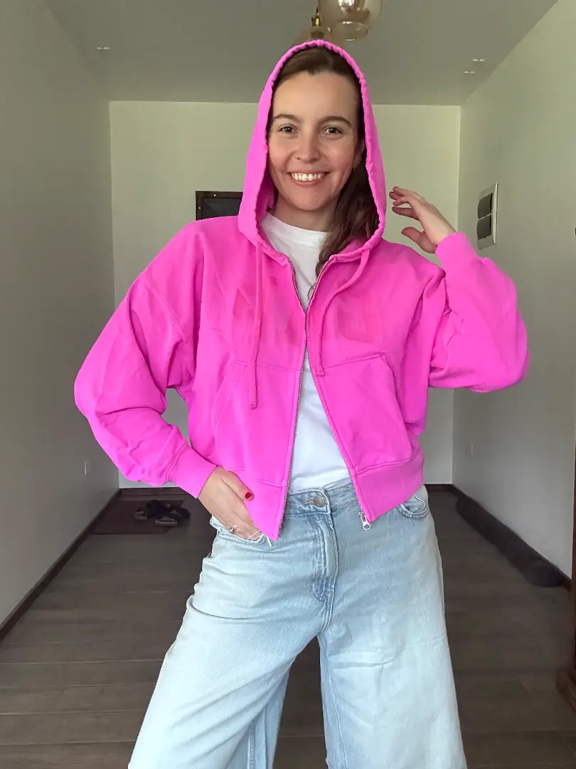 Hoodie fucsia con letras estampadas (GAP)