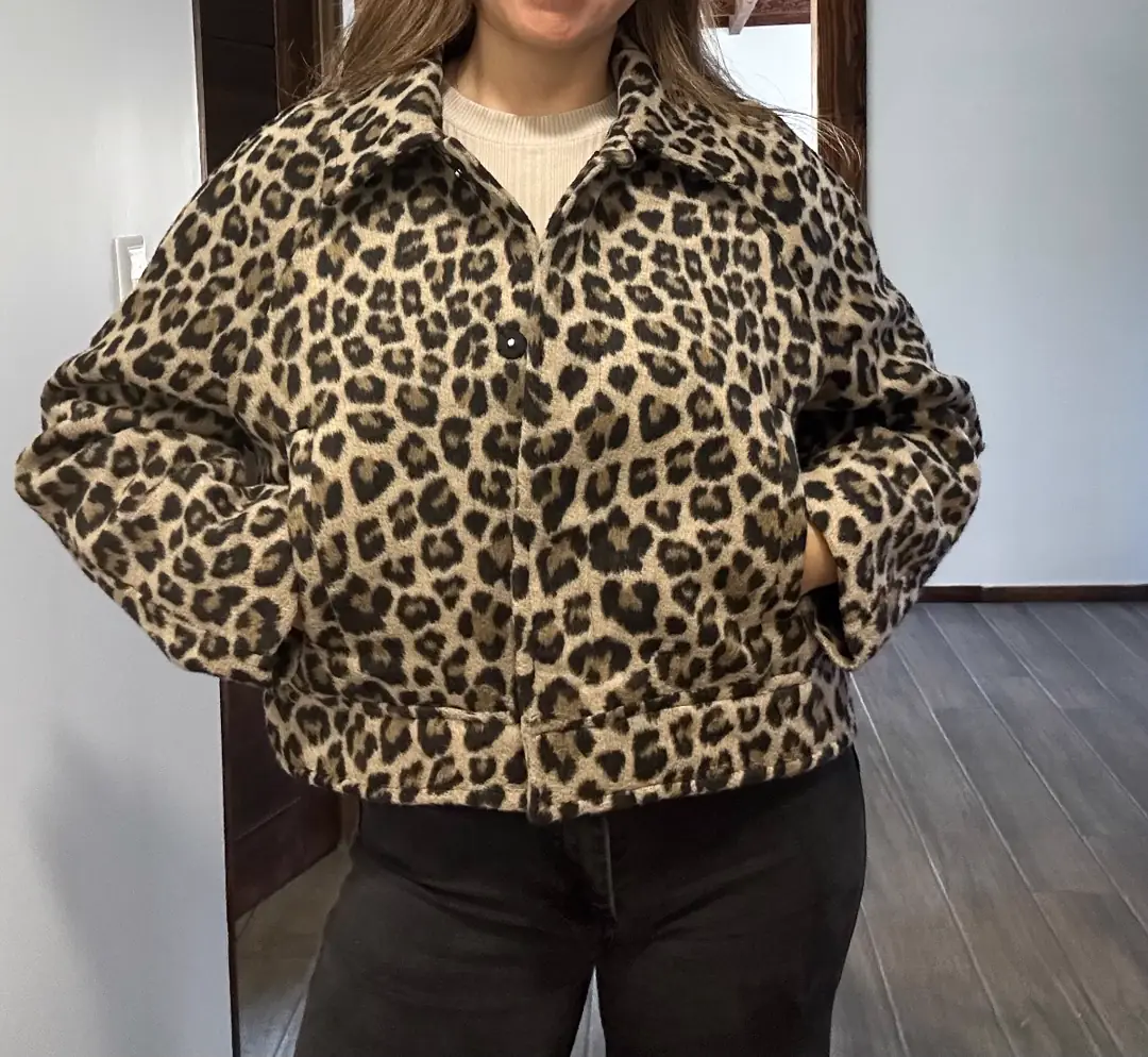 Abrigo corto animal print (Bershka)