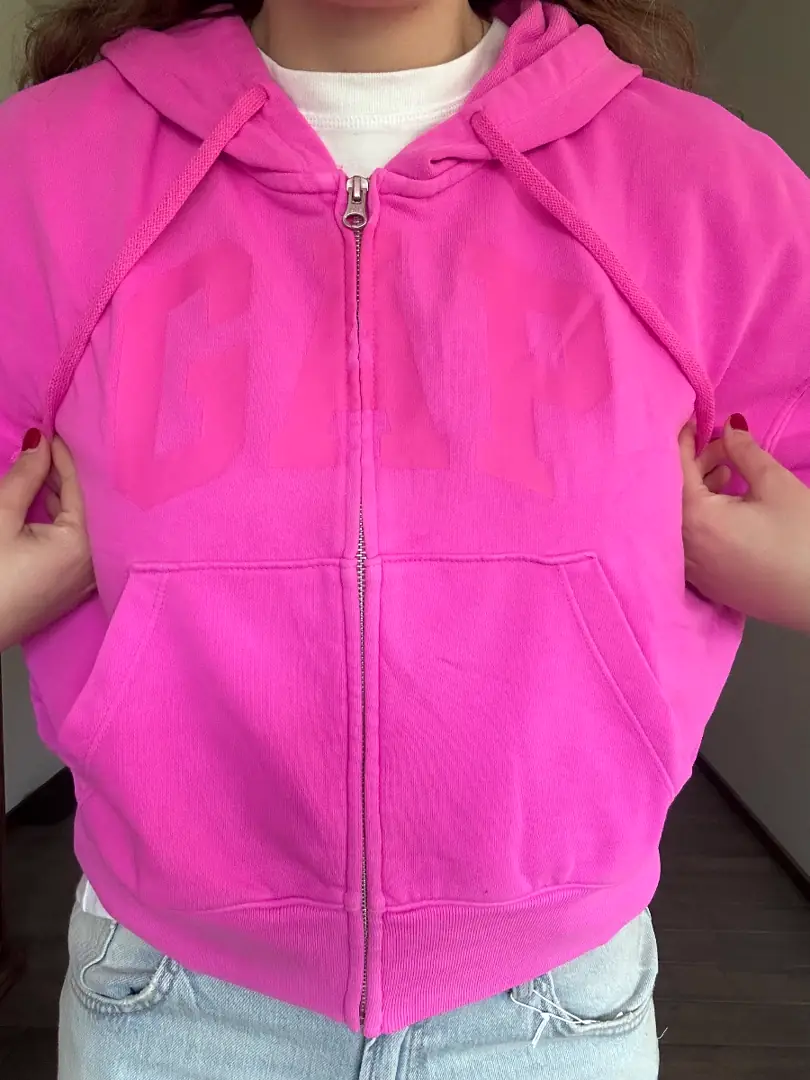 Hoodie fucsia con letras estampadas (GAP)
