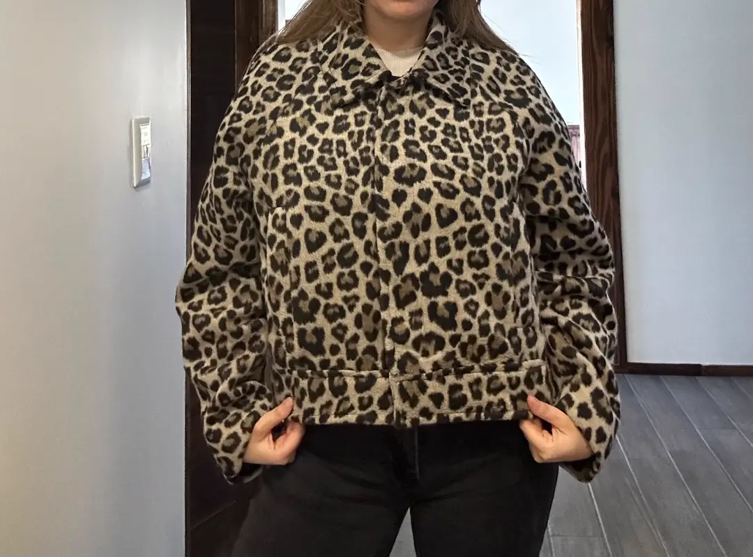 Abrigo corto animal print (Bershka)