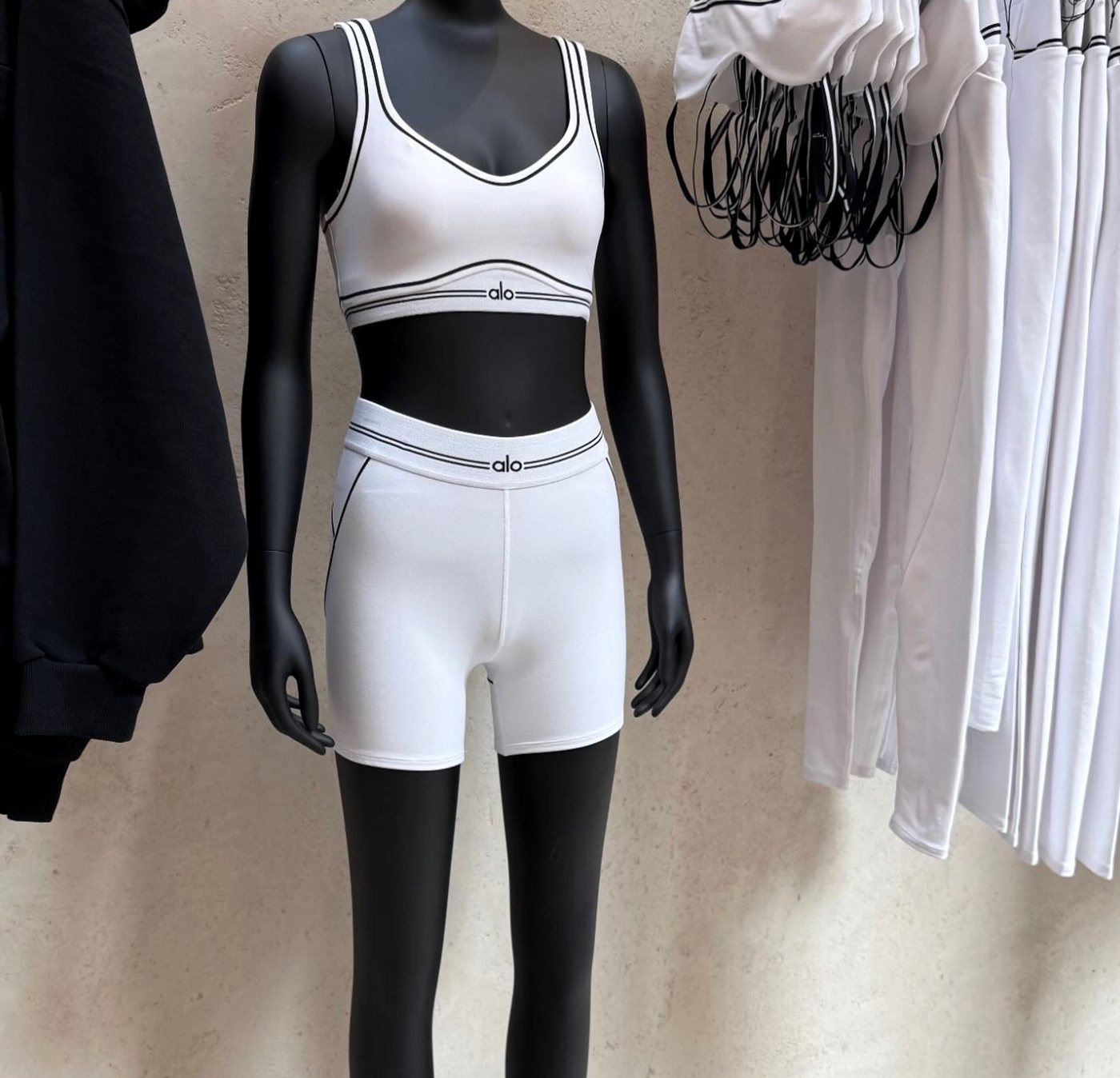 Conjunto deportivo blanco importado