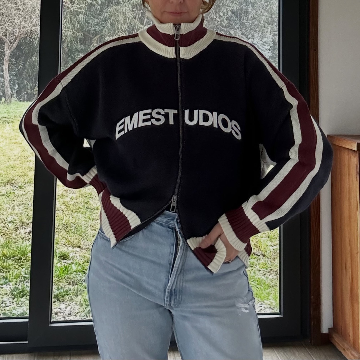 Chaqueta de punto con cierre combinada con jeans, un look de entretiempo